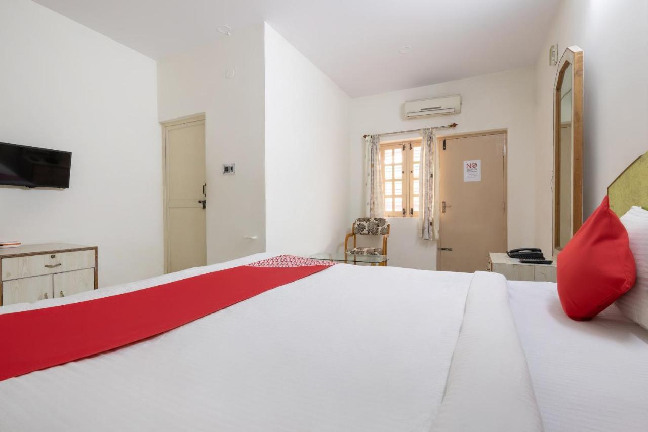 Oyo 16123 Chandana Deluxe Bangalore Ngoại thất bức ảnh