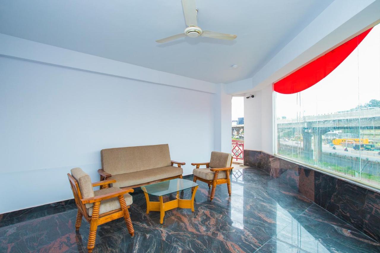Oyo 16123 Chandana Deluxe Bangalore Ngoại thất bức ảnh